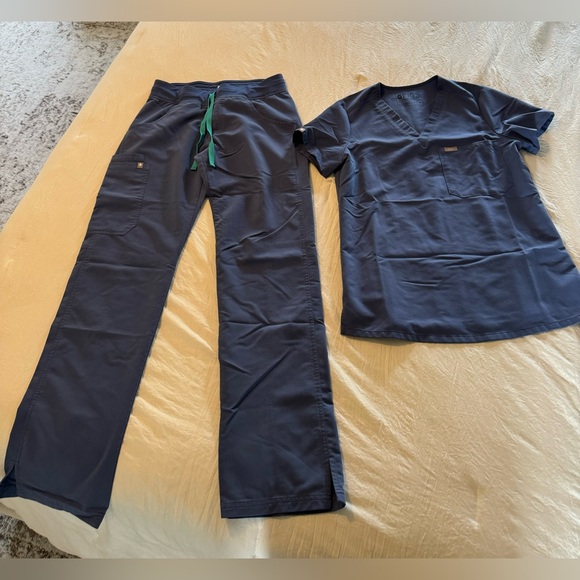 FIGS scrub set in limited edition color “Big Sky” - Picture 1 of 4